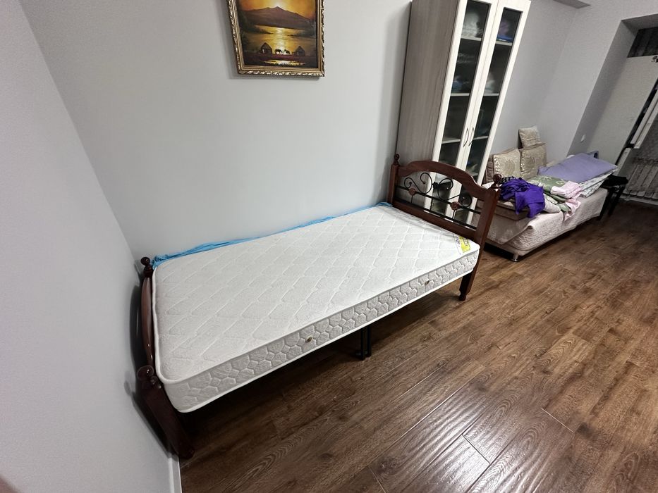Продам кровать с матрасом