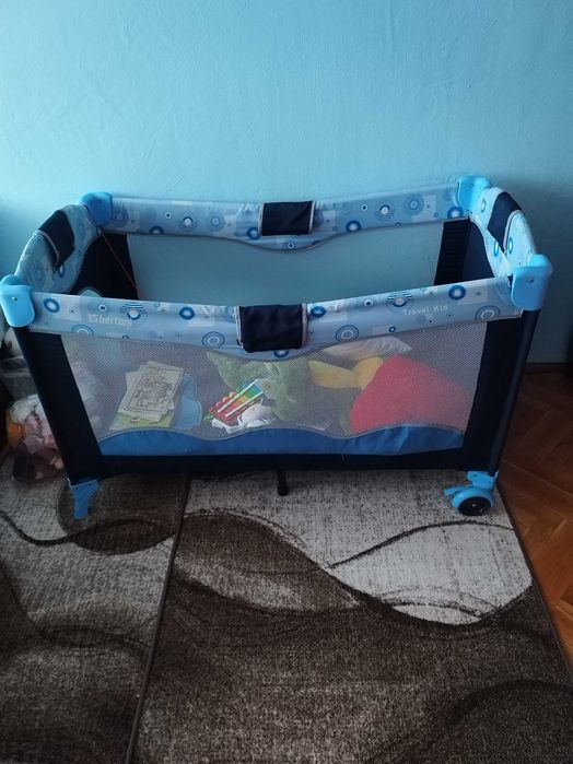 продавам детско легло сгъваемо с представка за повиване на бебе