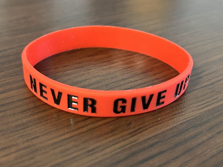 Силиконова гривна с релефен надпис Never give up