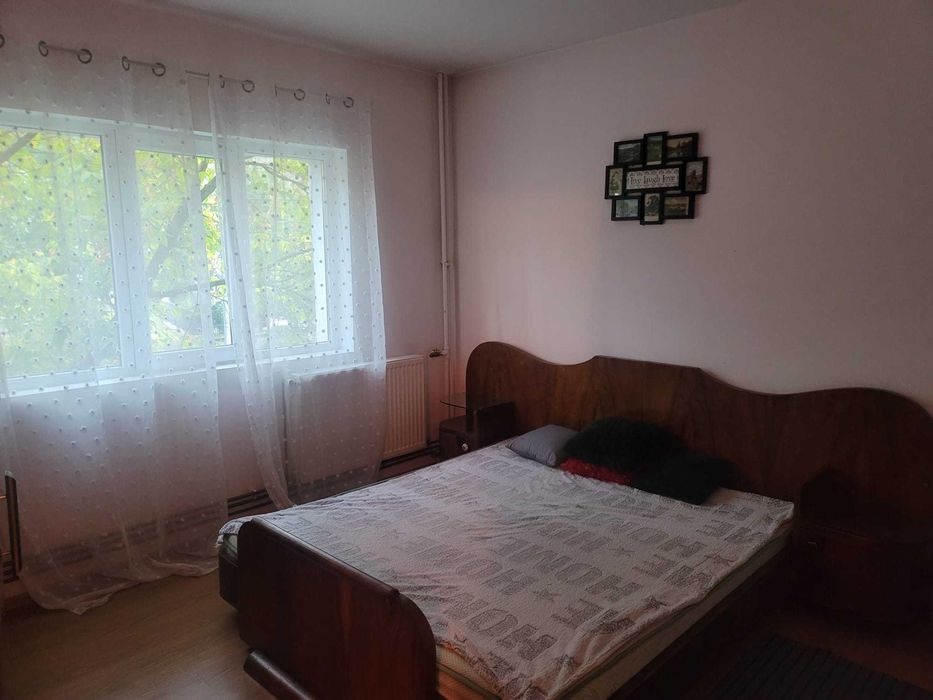 Apartament 2 camere, cu vedere larga la Palatul de Justitie, central, etaj 1, luminos, orientare sudica.
