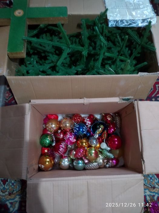 Ёлка  с игрушками.