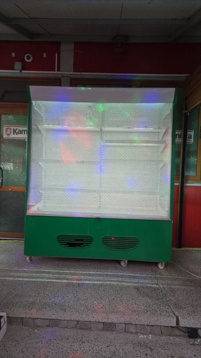 Хладилна витрина отворена със щора