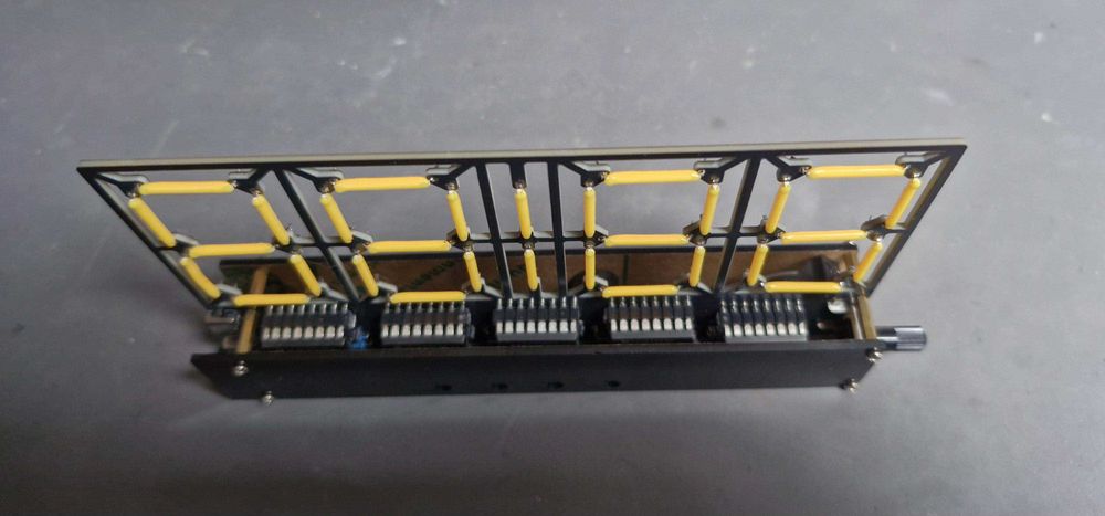 Ceas digital 7 segmente LED stil retro Numitron/Nixie