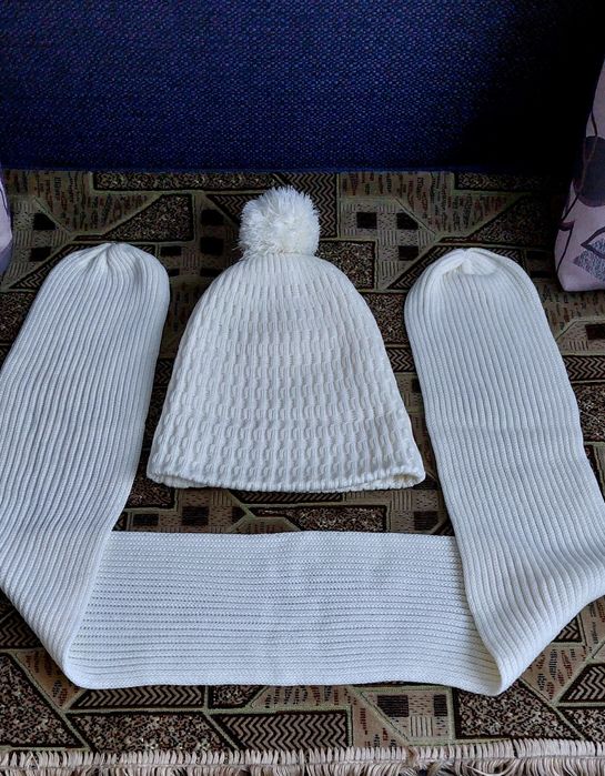 Шапка с шарфом продам