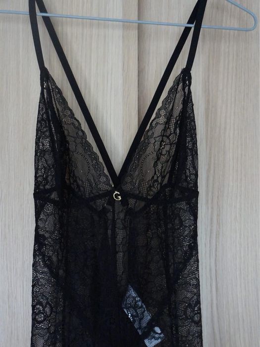 Нова нощница с гол гръб Guess