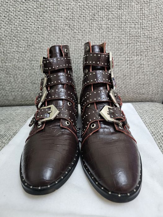 Сапоги под Givenchy.