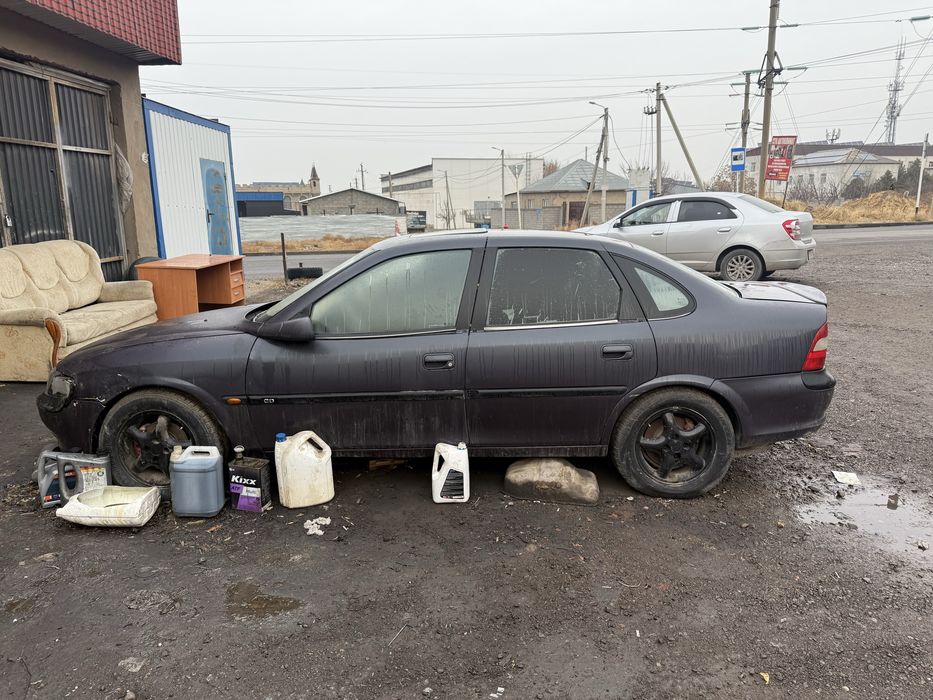 2 машины опель вектра 96 года