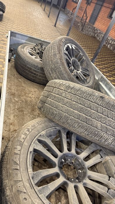 8 шин, 4 с дисками комплект.