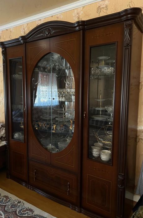 Сервант и шкаф с комодом