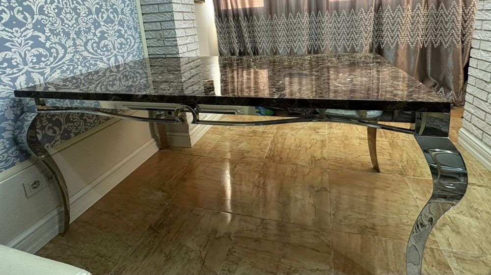Срочно продам мраморный стол