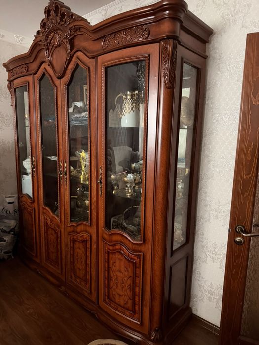 Стол стулья сервант комплект