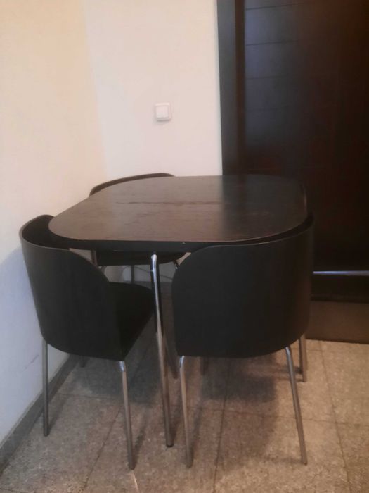 Маса с 4 стола, седалки от кожа.