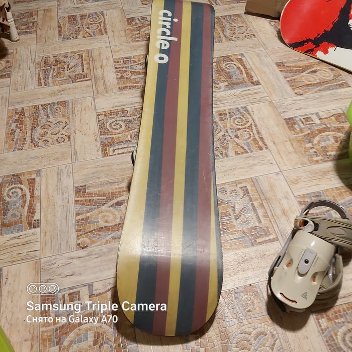 Сноуборд snowboard с креплениями.