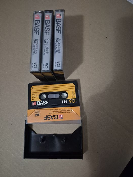 Vând Lot 4 casete audio originale Basf chromdioxid de 90 minute muzica mixta