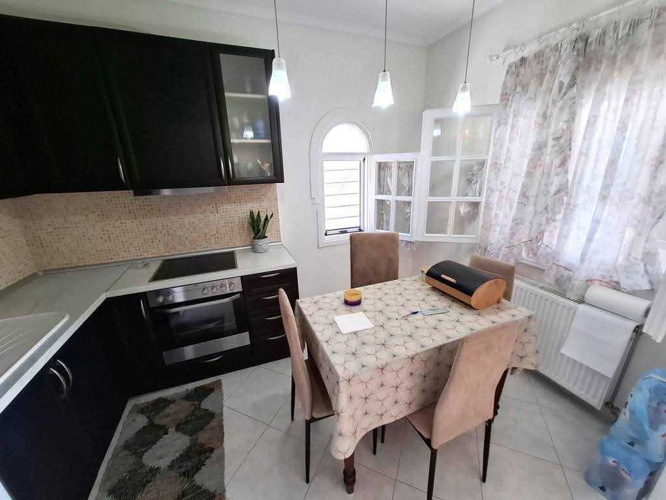 Продава прекрасна къща с площ 60 м2 и двор 220 м2 в Неа Врасна, Гърция