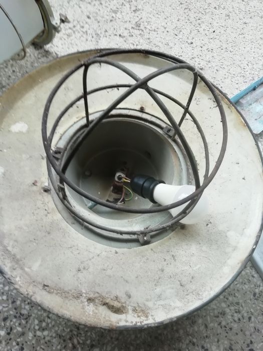 Лампа с шапка от бомбубежище