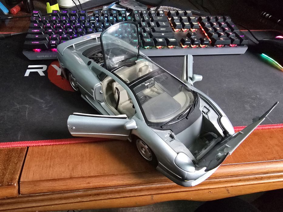 Macheta Jaguar XJ220 1:18