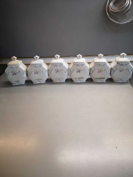 Старинни порцеланови буркани за подправки