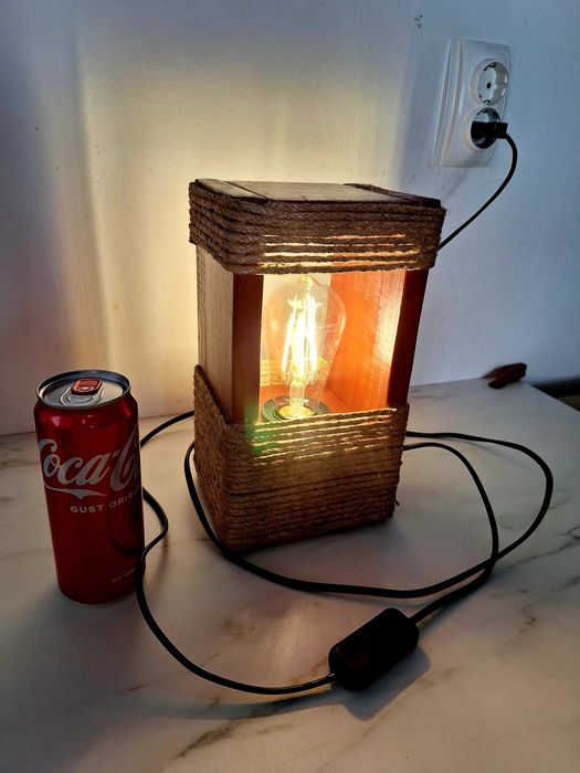 Lampa unicat lucrata manual: Caldura lemnului si farmecul becului Edison