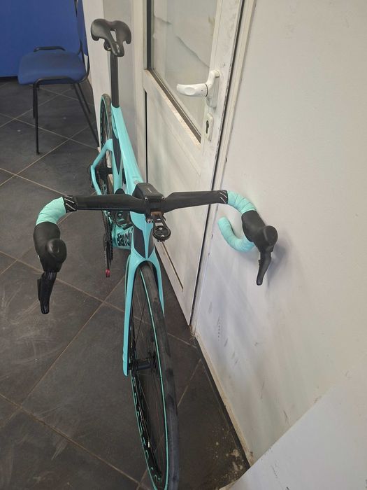 Шосеен карбонов велосипед Bianchi Oltre comp