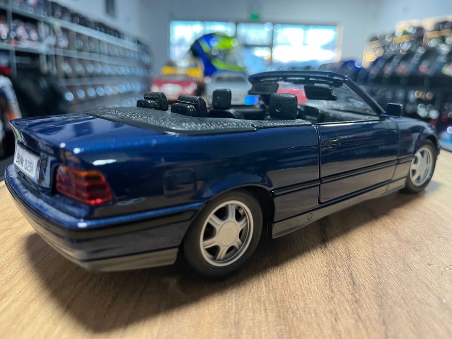 Mетална колекционерска количка модел BMW 325i. 1:18 MAISTO
