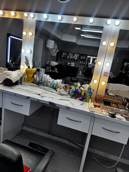 Продается столик для визажиста