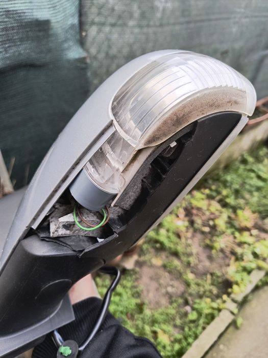 Десният фар за туаран и ляво огледало за туаран комплект фарове за шко