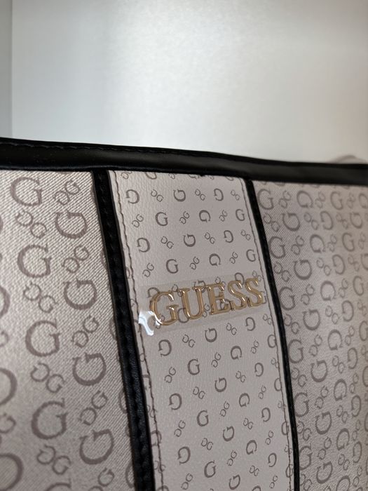 Несесер за козметика Guess