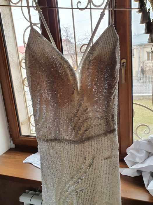 Вечернее платье со стразами почти новое  36 размер