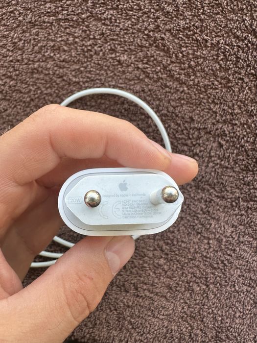 Încărcător complet ORIGINAL Apple Iphone cu cablu de date mufă tip Lightning + adaptor de priză Apple cu putere de 20w. Iphone 11, 12, 13, 14 pro max