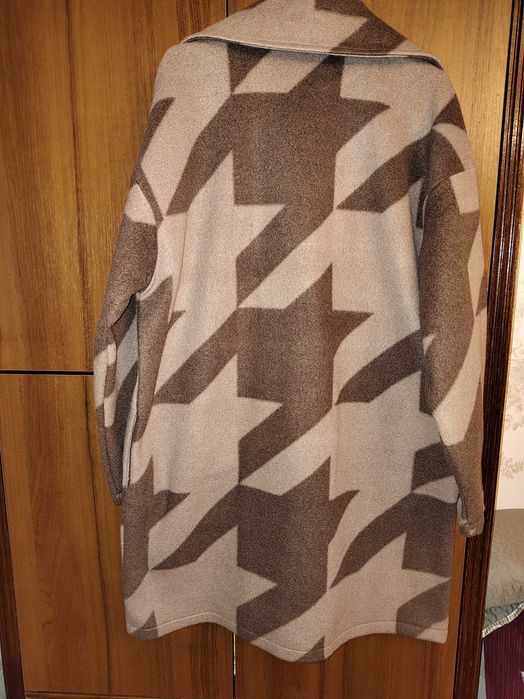 Vand cardigan marimea L,maro cu model geometric.