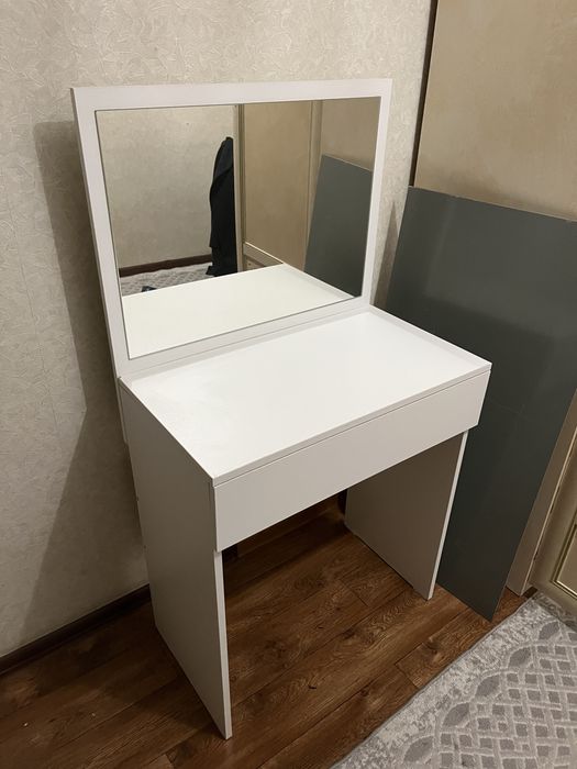 Туалетный столик с зеркалом