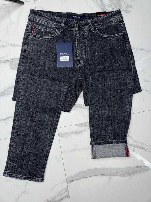 Blugi noi cu eticheta Prada