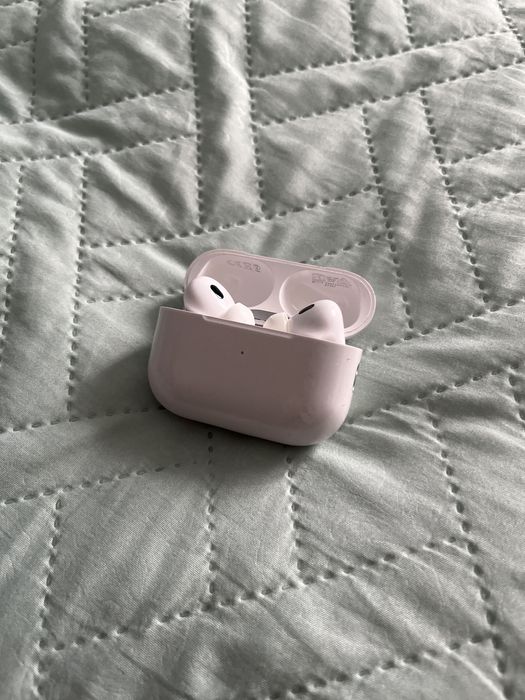 наушники Airpods 2 Pro в хорошем состоянии