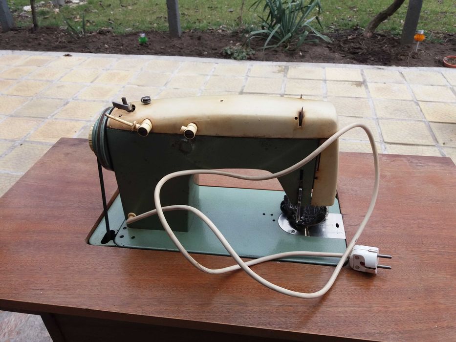 Стара крачна шевна машина