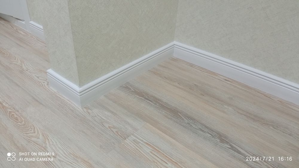 Установка МДФ плинтуса.