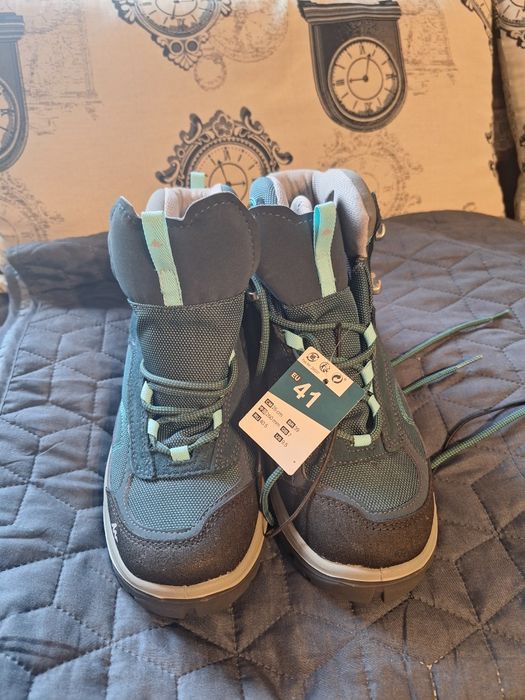 Vând bocanci noi Quechua de dama nr 41 impermeabili