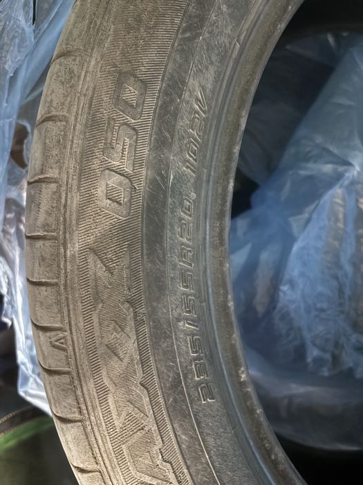 Продаю комплект б/у шин размером 235/55 R20.