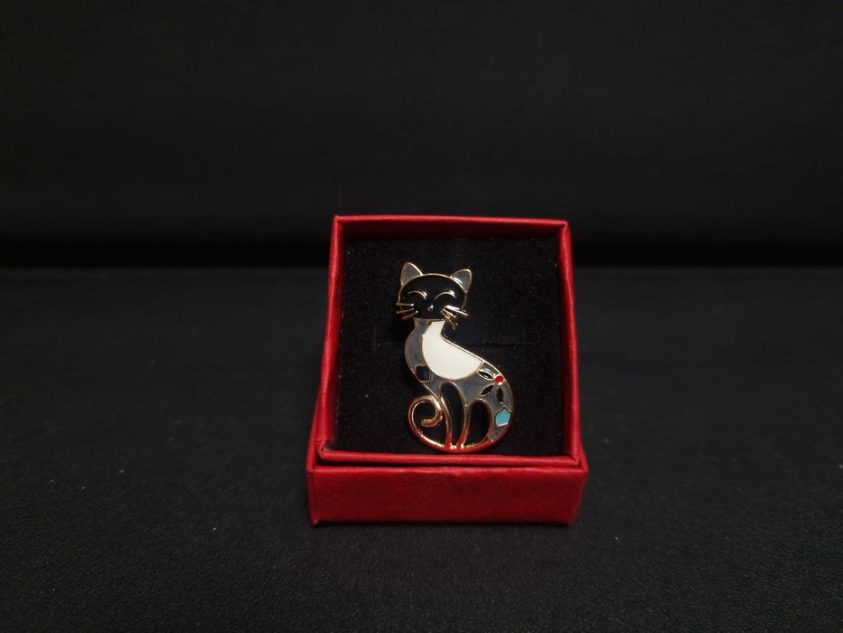 Brosa Pisica neagra, cadou 1 si 8 Martie