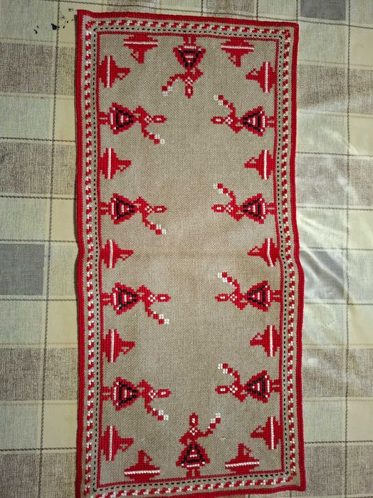 Бродирани каренца