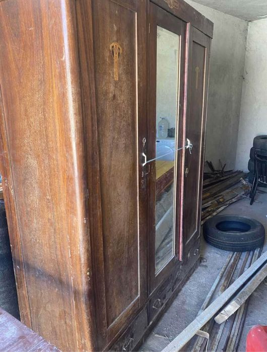 Античен дървен гардероб с огледало