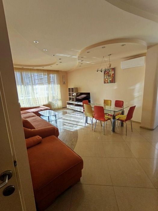 Дава се под наем Тристаен апартамент в София, Гоце Делчев - 115 кв.м за 797.64 € - Снимка #1