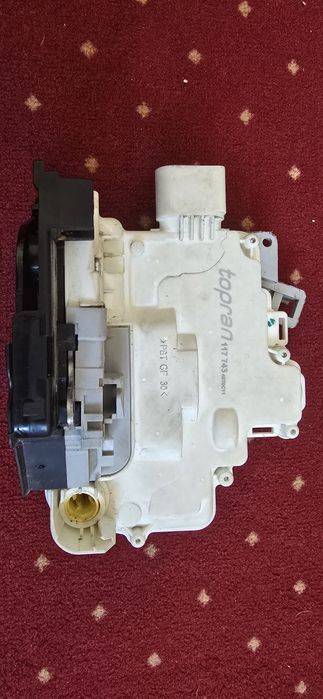 Încuietoare/broască față Passat b6