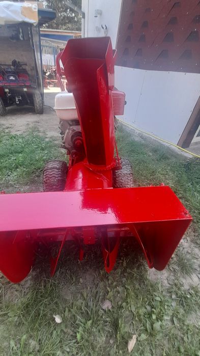 Продавам роторен снегорин с двигател Торо 15 к.с.
