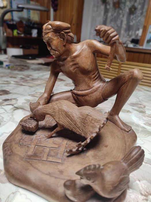 Статуэтка из сандалового дерева