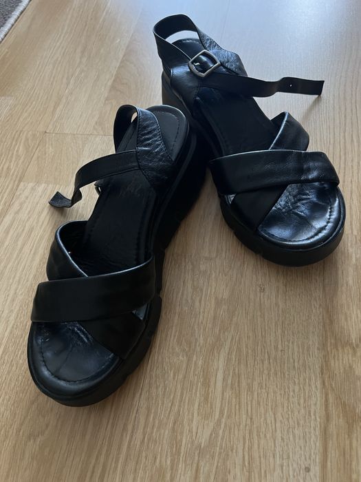 Санадали и маратонки от естествена кожа