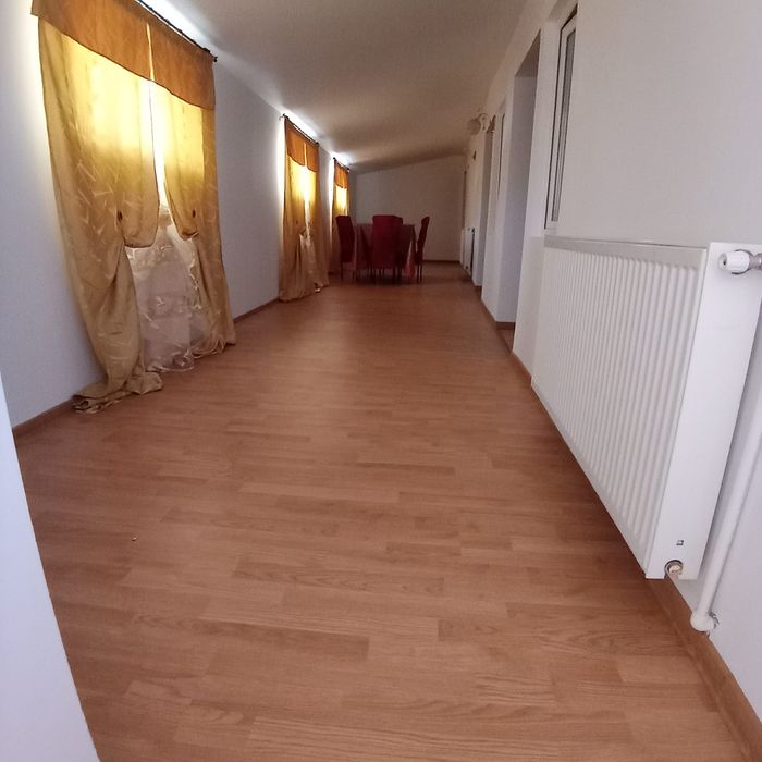Inchriez apartament la curte