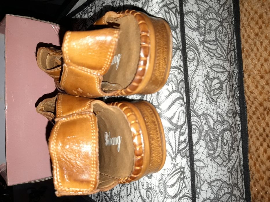 Продам новые босоножки