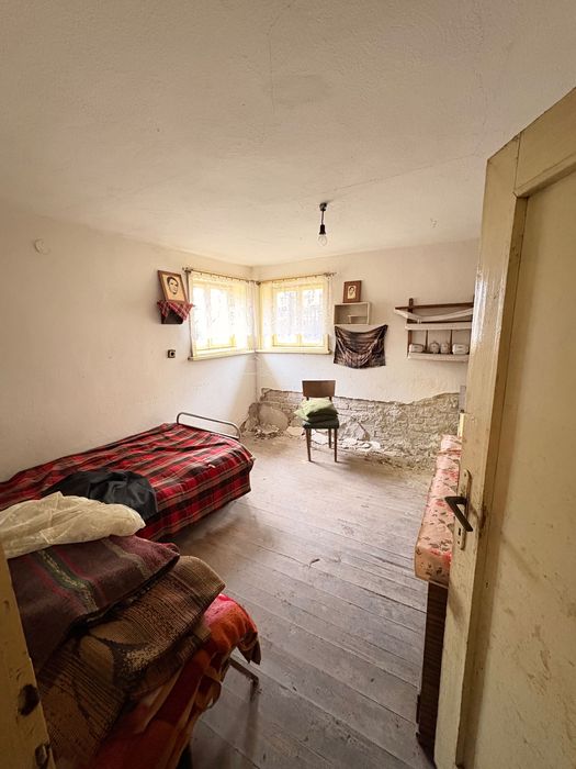 Двуетажна къща с гараж