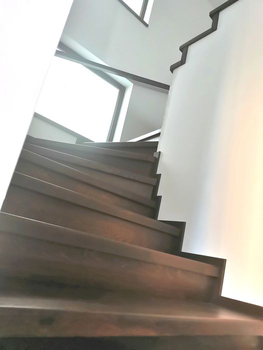 Scări de lemn masiv cu lamela continuă